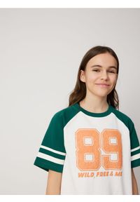 Reserved - Bawełniany t-shirt z nadrukiem - wielobarwny. Materiał: bawełna. Wzór: nadruk #1