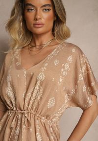 Renee - Ciemnobeżowa Rozkloszowana Sukienka z Falbanką w Print Boho z Wiskozą Tunova. Okazja: na co dzień. Typ kołnierza: dekolt w serek. Kolor: beżowy. Materiał: wiskoza. Długość rękawa: długi rękaw. Wzór: nadruk. Styl: boho #4