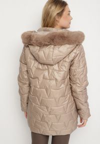 Born2be - Brązowa Pikowana Kurtka z Kapturem z Futerkiem Azilma. Okazja: na co dzień, na spacer. Typ kołnierza: kaptur. Kolekcja: plus size. Kolor: brązowy. Materiał: futro. Wzór: aplikacja. Styl: klasyczny, casual #3