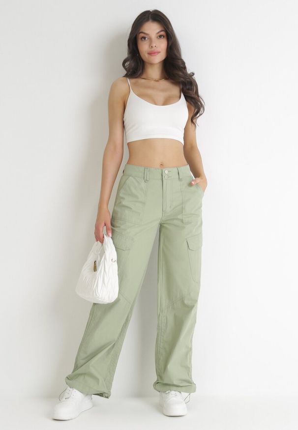 Born2be - Zielone Bawełniane Spodnie ze Stoperami na Krawędziach Nogawek Lile. Okazja: na co dzień. Stan: podwyższony. Kolor: zielony. Materiał: bawełna. Styl: elegancki, casual