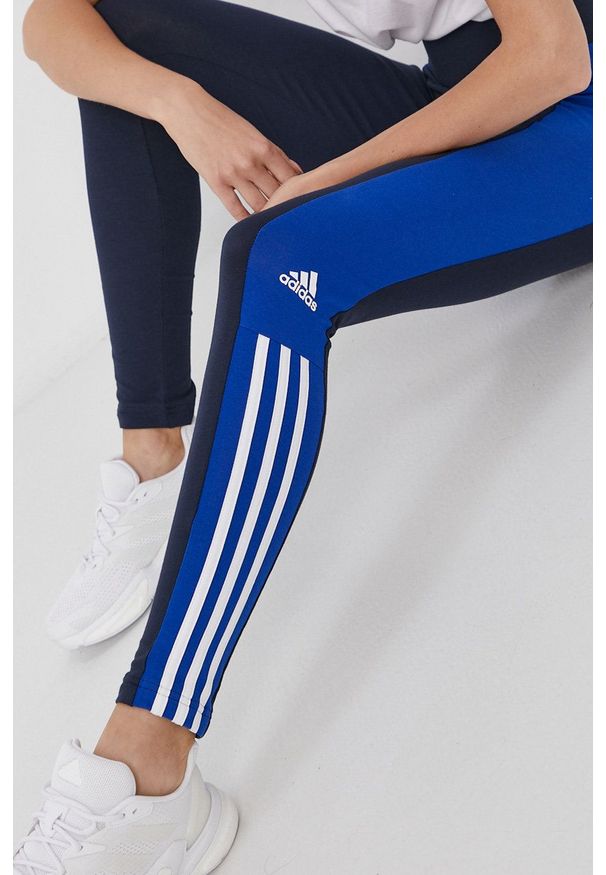 Adidas - adidas Legginsy damskie kolor granatowy z aplikacją. Stan: podwyższony. Kolor: niebieski. Materiał: bawełna, dzianina. Wzór: aplikacja