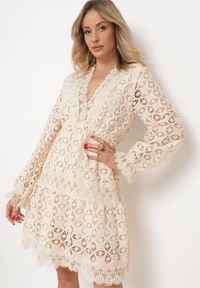 Born2be - Beżowa Sukienka Mellathe. Kolor: beżowy. Materiał: materiał, koronka. Długość rękawa: długi rękaw. Wzór: ażurowy, aplikacja. Styl: wizytowy. Długość: mini #1