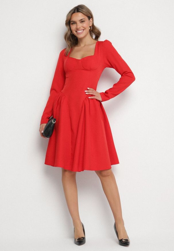 Born2be - Czerwona Rozkloszowana Sukienka z Usztywnianymi Miseczkami Tillimara. Kolor: czerwony. Typ sukienki: dopasowane