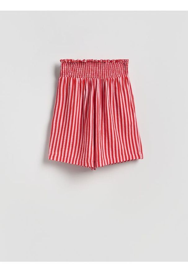 Reserved - Bermudy w paski - czerwony. Kolor: czerwony. Materiał: tkanina, bawełna. Wzór: paski