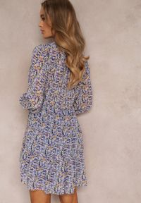 Renee - Fioletowa Rozkloszowana Sukienka Mini w Kwiaty z Gumką w Pasie Antonette. Okazja: na co dzień, na imprezę. Typ kołnierza: dekolt w serek. Kolor: fioletowy. Długość rękawa: długi rękaw. Wzór: kwiaty. Styl: casual. Długość: mini
