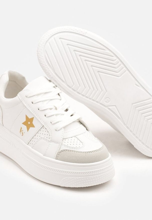 Born2be - Biało-Złote Sneakersy Vices na Grubej Podeszwie Ozdobione Gwiazdką Fenalia. Okazja: na co dzień. Kolor: biały. Materiał: jeans. Wzór: aplikacja