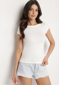 Born2be - Biały T-shirt z Bawełny o Dopasowanym Kroju z Dekoltem w Łódkę Galerissa. Kolor: biały. Materiał: bawełna. Styl: elegancki #6