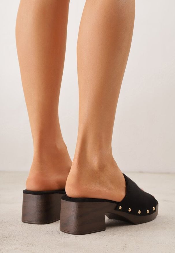 Renee - Czarne Klapki w Stylu Drewniaków z Nitami na Klockowym Obcasie Junikofa. Okazja: na co dzień. Kolor: czarny. Materiał: zamsz, koronka. Obcas: na obcasie. Styl: casual, rockowy. Wysokość obcasa: średni