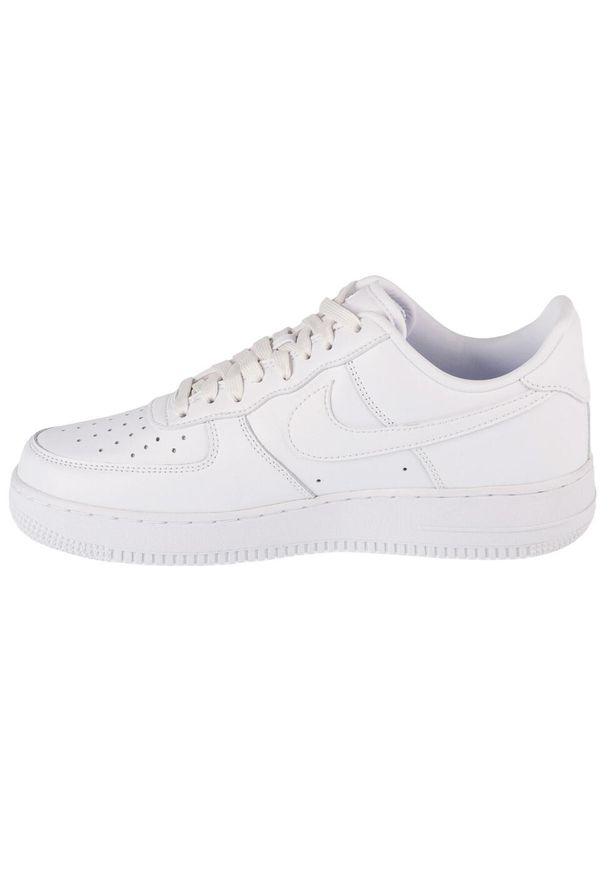Buty do chodzenia męskie Nike Air Force 1 '07 Fresh. Zapięcie: sznurówki. Kolor: biały. Materiał: guma, skóra, syntetyk, materiał, tkanina. Szerokość cholewki: normalna. Model: Nike Air Force. Sport: turystyka piesza