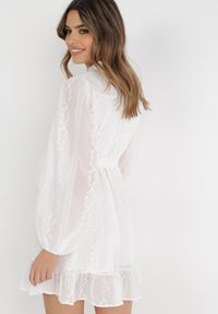 Born2be - Biała Sukienka Chlorehe. Typ kołnierza: kołnierzyk stójkowy. Kolor: biały. Materiał: tkanina. Wzór: haft, kwiaty. Styl: klasyczny. Długość: mini #2