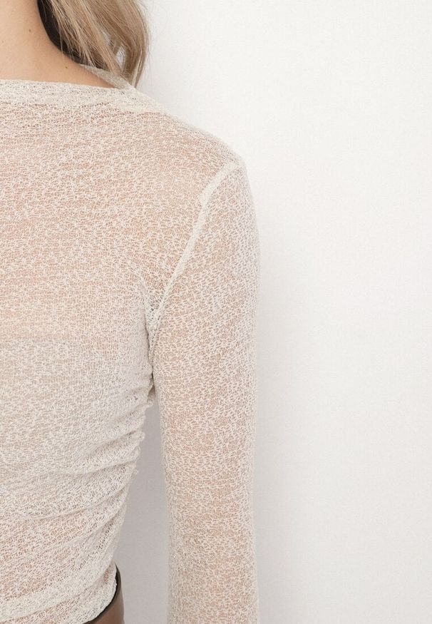 Born2be - Beżowa Siateczkowa Bluzka z Długim Rękawem Zdobiona Metaliczną Nicią Salamera. Okazja: do pracy, na spotkanie biznesowe. Kolor: beżowy. Materiał: skóra. Długość rękawa: długi rękaw. Długość: długie. Wzór: aplikacja. Styl: biznesowy