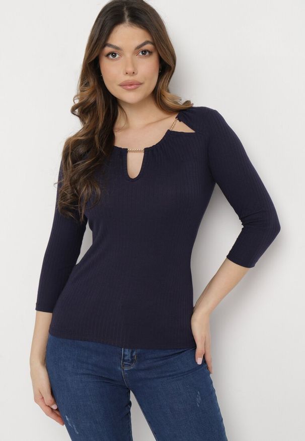 Born2be - Granatowa Bawełniana Bluzka z Prążkowanej Dzianiny z Rękawami 3/4 i Wycięciem przy Dekolcie Xireal. Kolor: niebieski. Materiał: prążkowany, bawełna, dzianina. Sezon: jesień, wiosna. Styl: elegancki