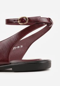 Born2be - Bordowo-Czerwone Sandały Typu Japonki Ozdobione Okrągłą Aplikacją Vikianae. Okazja: na co dzień. Nosek buta: okrągły. Zapięcie: sprzączka. Kolor: czerwony. Materiał: jeans. Wzór: aplikacja. Sezon: lato. Styl: casual, elegancki, boho #6