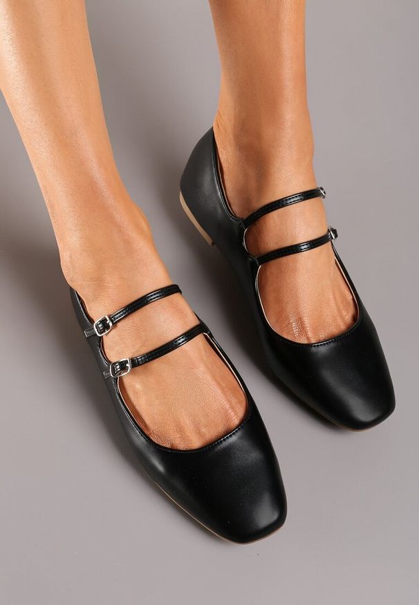 Born2be - Czarne Balerinki ze Ściętym Noskiem i Sprzączkami Kimeria. Okazja: na imprezę, na co dzień. Zapięcie: sprzączka. Kolor: czarny. Materiał: jeans. Sezon: wiosna, lato. Obcas: na obcasie. Styl: casual. Wysokość obcasa: niski