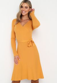 Born2be - Żółta Sweterkowa Sukienka Rozkloszowana z Wiązanym Paskiem Florentame. Kolor: żółty. Materiał: materiał. Typ sukienki: rozkloszowane, kopertowe. Długość: midi