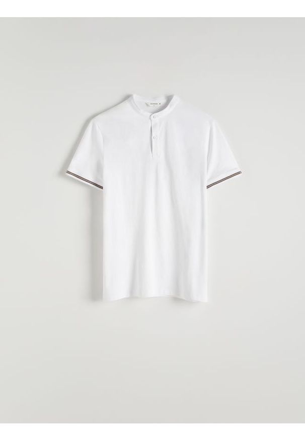 Reserved - Koszulka polo regular ze stójką - biały. Typ kołnierza: polo, kołnierzyk stójkowy. Kolor: biały. Materiał: bawełna, dzianina