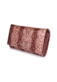 marka niezdefiniowana - Skórzany lakierowany portfel damski pyton różowy Alessandro Paoli U59. Kolor: różowy. Materiał: skóra