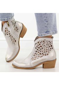 DEONI - Złote skórzane Polskie botki damskie, kowbojki ażurowe na obcasie Deoni Ko-07B. Okazja: na co dzień. Kolor: złoty. Szerokość cholewki: normalna. Wzór: ażurowy. Materiał: skóra. Sezon: wiosna, jesień, lato. Obcas: na obcasie. Styl: casual, elegancki, boho, klasyczny. Wysokość obcasa: średni #1