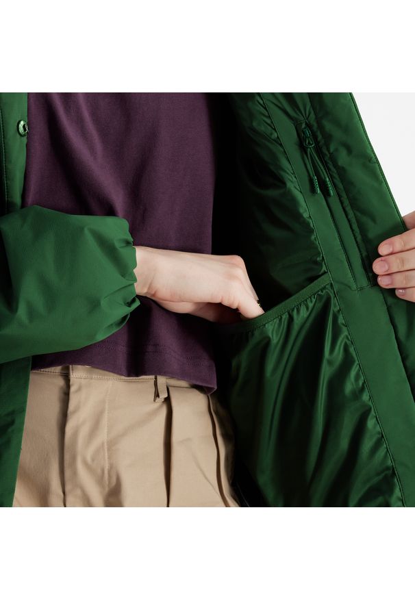 Kurtka damska New Balance WJ43506NWG – zielona. Kolor: zielony. Materiał: nylon. Styl: sportowy