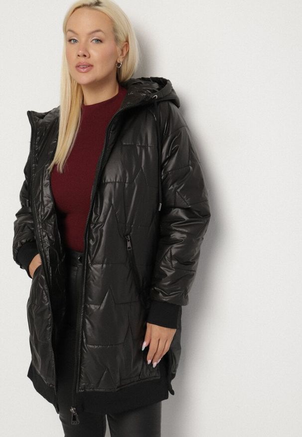 Born2be - Czarna Kurtka z Pikowanymi Przeszyciami i Kapturem Zarimelia. Okazja: na co dzień. Kolekcja: plus size. Kolor: czarny. Materiał: jeans. Styl: klasyczny, casual, elegancki, sportowy