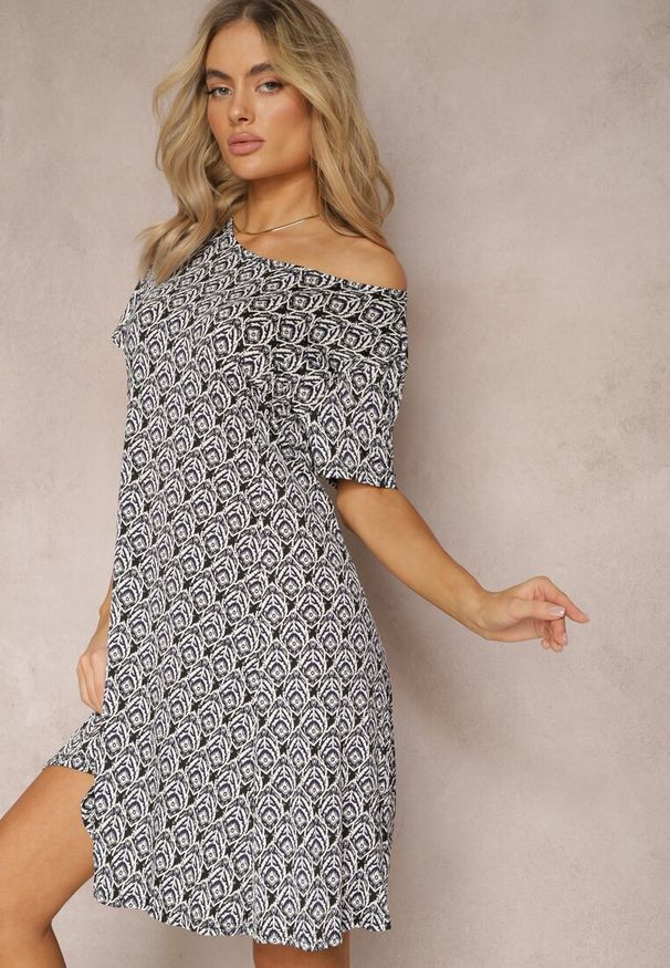 Renee - Czarno-Biała Wiskozowa Sukienka o Rozkloszowanym Fasonie z Ornamentalnym Wzorem Jasminas. Kolor: czarny. Materiał: wiskoza. Styl: boho