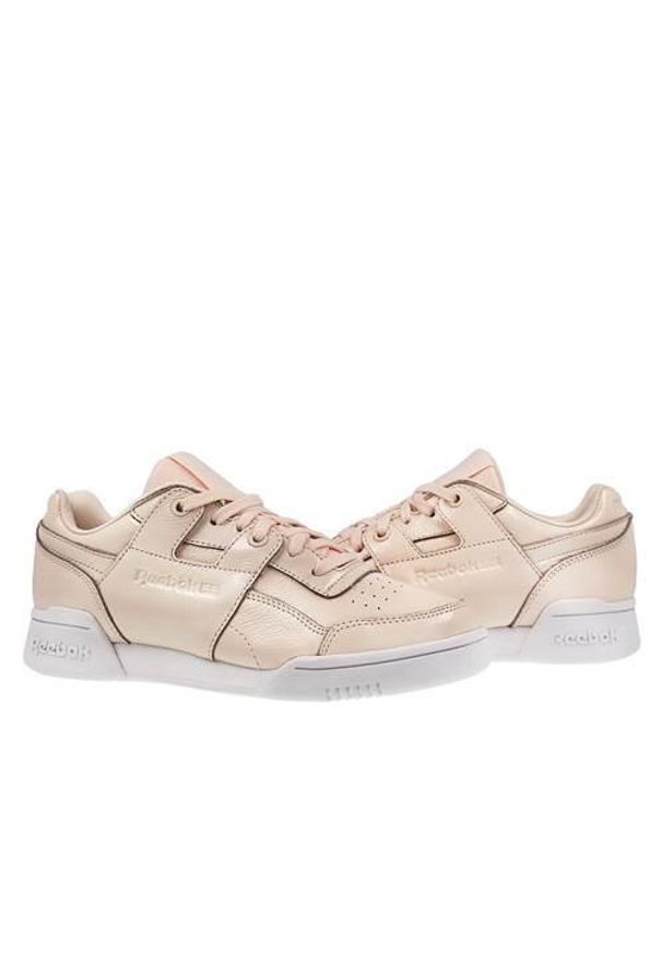 Buty do chodzenia damskie Reebok W LO Plus Iridescent. Zapięcie: sznurówki. Kolor: biały, wielokolorowy, beżowy. Materiał: tkanina, materiał, skóra, syntetyk. Szerokość cholewki: normalna. Sport: turystyka piesza