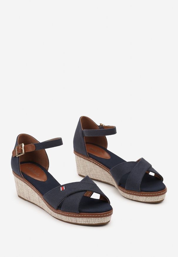 Born2be - Granatowe Sandały Espadryle na Plecionym Koturnie Zapinane Wokół Kostki Zatanna. Okazja: na imprezę, na spacer, na plażę. Kolor: niebieski. Materiał: len. Sezon: lato. Obcas: na koturnie. Styl: elegancki