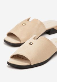 Born2be - Beżowe Klapki Vices z Ozdobnym Wycięciem i Aplikacją Tiladea. Okazja: na co dzień. Kolor: beżowy. Wzór: aplikacja. Styl: elegancki, casual #4