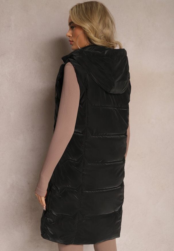 Renee - Czarna Kamizelka z Szerokim Pikowaniem o Długim Fasonie Hanesia. Kolor: czarny. Długość: długie