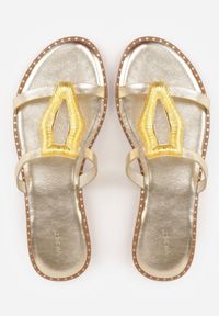 Born2be - Złote Klapki VICES z Dwoma Paskami i Aplikacją o Nieregularnym Kształcie Taliria. Okazja: na co dzień, na spacer. Kolor: złoty. Materiał: prążkowany. Wzór: aplikacja. Sezon: lato. Styl: casual, klasyczny #4