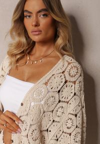 Renee - Beżowa Narzutka Kardigan z Bawełny o Ażurowym Wykończeniu Olvitela. Kolor: beżowy. Materiał: bawełna. Wzór: ażurowy. Sezon: lato #4