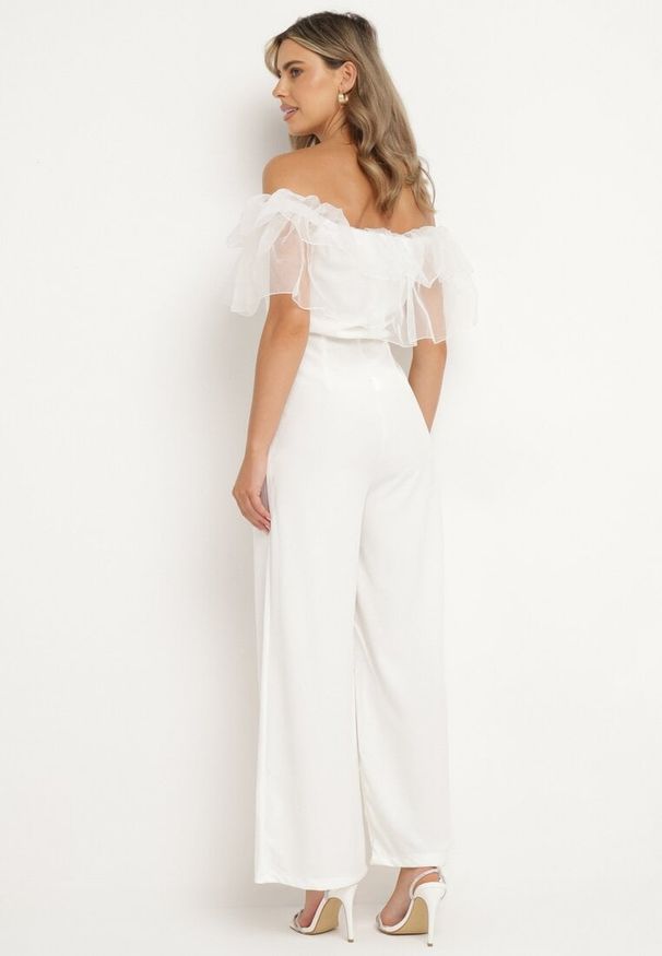 Born2be - Biały Kombinezon bez Rękawów z Dekoltem Ozdobionym Falbanką Tessella. Kolor: biały. Długość rękawa: bez rękawów. Wzór: aplikacja. Styl: wizytowy