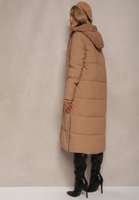 Renee - Beżowa Długa Kurtka Pikowana z Odpinanym Kapturem i Rozcięciami na Napy Nissira. Okazja: na co dzień. Kolor: beżowy. Materiał: jeans. Długość: długie. Styl: elegancki, casual #3