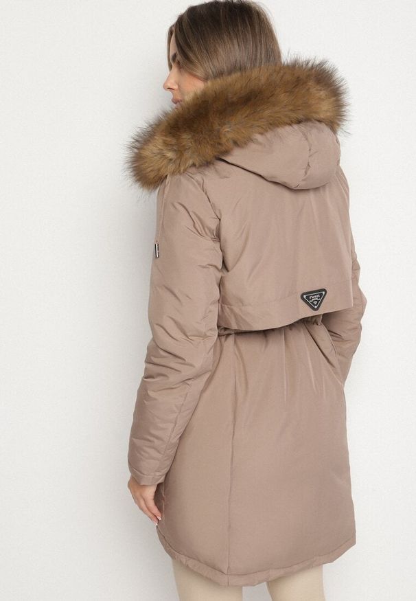 Born2be - Ciemnobeżowa Casualowa Kurtka Parka z Kapturem z Futerkiem Nallorea. Okazja: na co dzień. Typ kołnierza: kaptur. Kolor: beżowy. Materiał: futro. Styl: casual