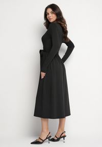 Born2be - Czarna Sukienka Kopertowa z Wiskozą Wiązana w Talii Drestalia. Okazja: na co dzień. Typ kołnierza: dekolt w kształcie V. Kolor: czarny. Materiał: wiskoza. Długość rękawa: długi rękaw. Typ sukienki: kopertowe. Styl: casual, klasyczny #6