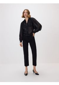 Reserved - Spodnie z ozdobnym paskiem - czarny. Kolor: czarny. Materiał: wiskoza, tkanina #1