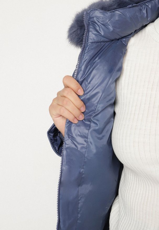Born2be - Niebieska Kurtka z Pikowanymi Przeszyciami i Kapturem z Futerkiem Vevea. Okazja: do pracy, na spotkanie biznesowe, na spacer, na co dzień. Kolekcja: plus size. Kolor: niebieski. Materiał: futro. Styl: biznesowy, elegancki, casual