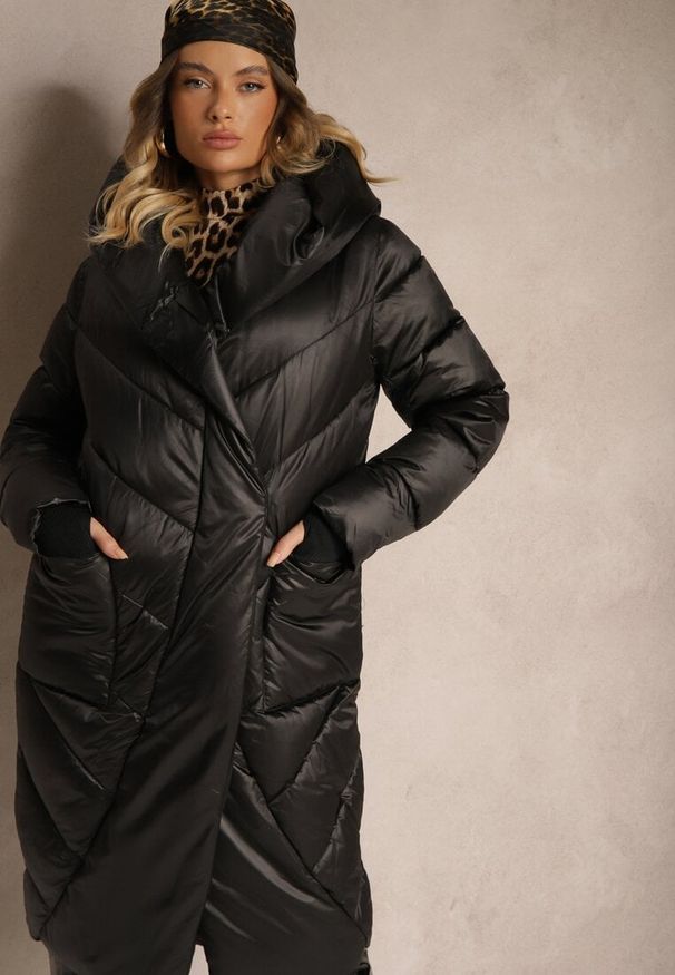Renee - Czarna Pikowana Kurtka o Asymetrycznym Kroju z Kapturem Hedirani. Okazja: na co dzień. Typ kołnierza: kaptur. Kolor: czarny. Materiał: jeans. Styl: elegancki, casual