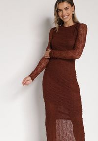 Born2be - Brązowa Dopasowana Sukienka Koronkowa z Długim Rękawem Zenika. Kolor: brązowy. Materiał: koronka. Długość rękawa: długi rękaw. Wzór: koronka. Sezon: zima, wiosna, jesień. Styl: elegancki #4