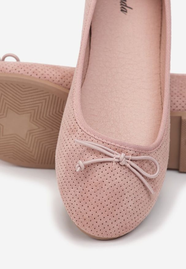 Renee - Różowe Balerinki Sthugnaela. Okazja: na co dzień. Zapięcie: bez zapięcia. Kolor: różowy. Wzór: aplikacja. Obcas: na płaskiej podeszwie. Styl: casual, elegancki