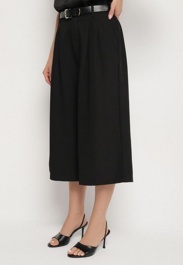 Born2be - Czarne Spodnie Kuloty w Eleganckim Stylu Kolistea. Okazja: na co dzień, na spotkanie biznesowe. Kolor: czarny. Wzór: aplikacja. Styl: elegancki