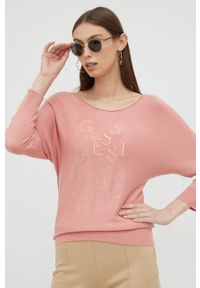 Guess sweter damski kolor różowy lekki. Okazja: na co dzień. Kolor: różowy. Materiał: materiał, wiskoza. Długość rękawa: raglanowy rękaw. Wzór: aplikacja. Styl: casual