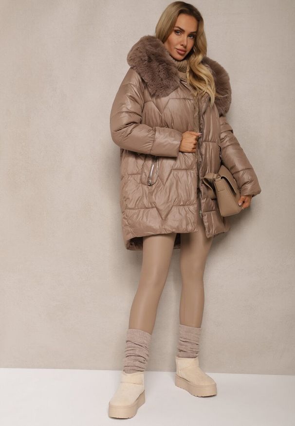 Renee - Ciemnobeżowa Pudełkowa Kurtka Pikowana Ozdobiona Odpinanym Futerkiem i Suwakiem Hedizelle. Okazja: na co dzień, na spacer. Kolor: beżowy. Materiał: futro. Wzór: aplikacja. Sezon: zima. Styl: casual, elegancki, wizytowy