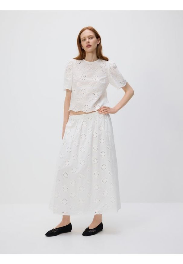 Reserved - Ażurowa bluzka z bufkami - biały. Kolor: biały. Materiał: bawełna. Wzór: ażurowy