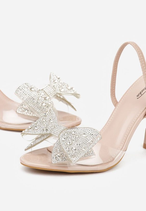 Born2be - Beżowe Sandały na Szpilce z Transparentnym Paskiem i Kokardką z Cyrkoniami Celesti. Okazja: na imprezę. Zapięcie: pasek. Kolor: beżowy. Obcas: na szpilce. Styl: klasyczny