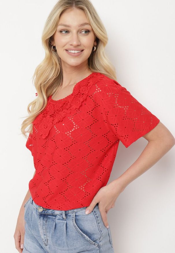 Born2be - Czerwony Klasyczny Ażurowy T-shirt z Krótkim Rękawem Ninnia. Okazja: na co dzień, na spotkanie biznesowe. Kolor: czerwony. Materiał: jeans. Długość rękawa: krótki rękaw. Długość: krótkie. Wzór: ażurowy. Styl: klasyczny