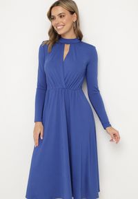 Born2be - Niebieska Rozkloszowana Sukienka z Ozdobnym Wycięciem i Usztywnioną Linią Ramion Rivfedi. Okazja: na co dzień, na imprezę. Kolor: niebieski. Długość rękawa: długi rękaw. Typ sukienki: proste. Styl: casual, elegancki #4