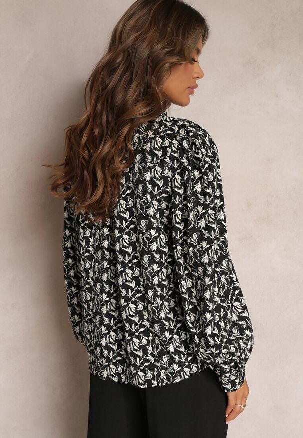 Renee - Czarna Klasyczna Koszula Zapinana na Guziki ze Stójką Foivi. Typ kołnierza: kołnierzyk stójkowy. Kolor: czarny. Styl: klasyczny