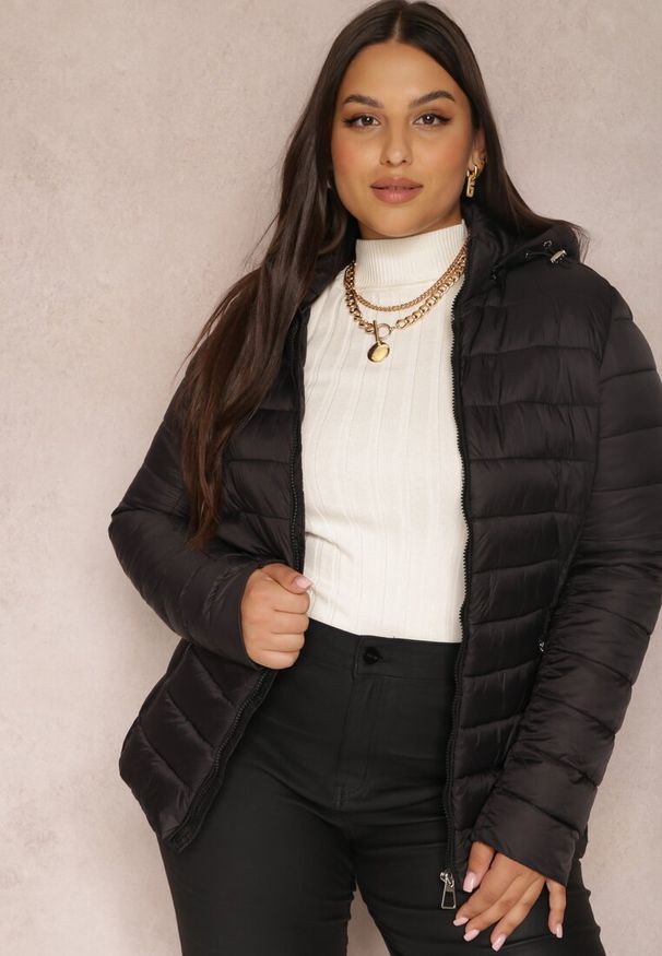 Renee - Czarna Kurtka Pikowana Jyva. Kolekcja: plus size. Kolor: czarny. Materiał: tkanina, materiał. Długość rękawa: długi rękaw. Długość: długie. Sezon: zima, jesień