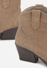 Renee - Ciemnobeżowe Botki Kowbojki na Stożku ze Skóry Naturalnej Liravetta. Okazja: na co dzień. Kolor: beżowy. Materiał: skóra. Obcas: na stożku. Styl: casual, elegancki. Wysokość obcasa: średni #3